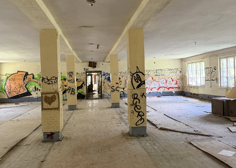 Foto einer alten Mensa mit besprühten Säulen und Fenstern in Wünsdorf, Brandenburg