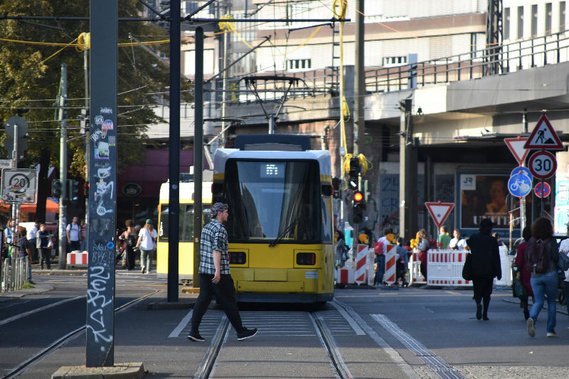 M4 in einem Baustellenabschnitt auf dem Weg zur Museumsinsel am Tage. 