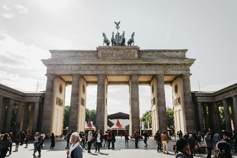 Foto vom gut besuchten Brandenburger Tor in Berlin. 