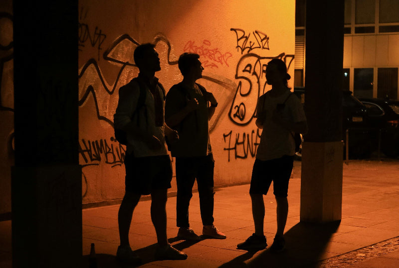 foto von menschen vor einem berliner Club.