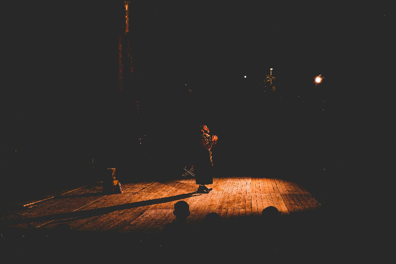 Foto von der Bühne im Berliner Monbijou Theater. 