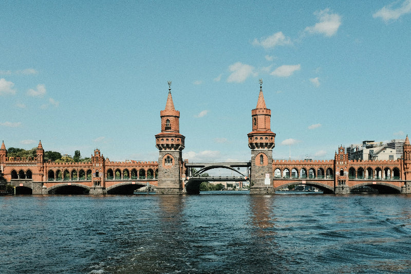 Foto der Oberbaumbrücke bei gutem Wetter mit einem Weitwinkelobjektiv. 