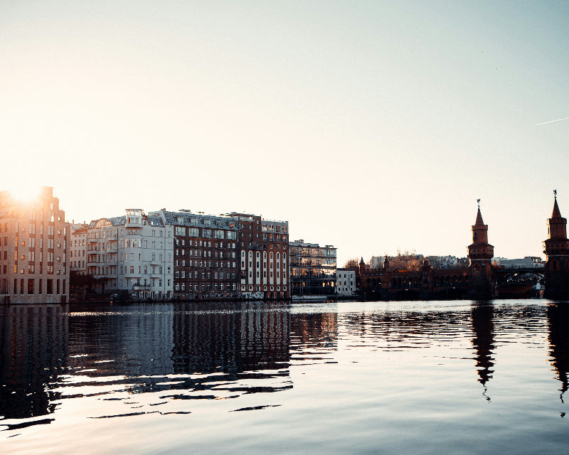 Foto von der Skyline Berlins vom Wasser mit alten Gebäuden und der Oberbaumbrücke. 