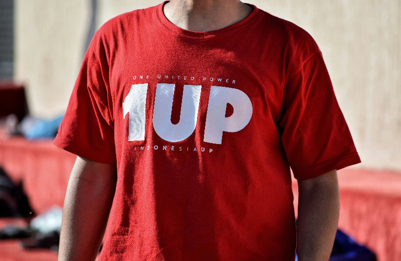 Foto von einem 1UP Shirt in rot und darunter "IndonesiaUP"