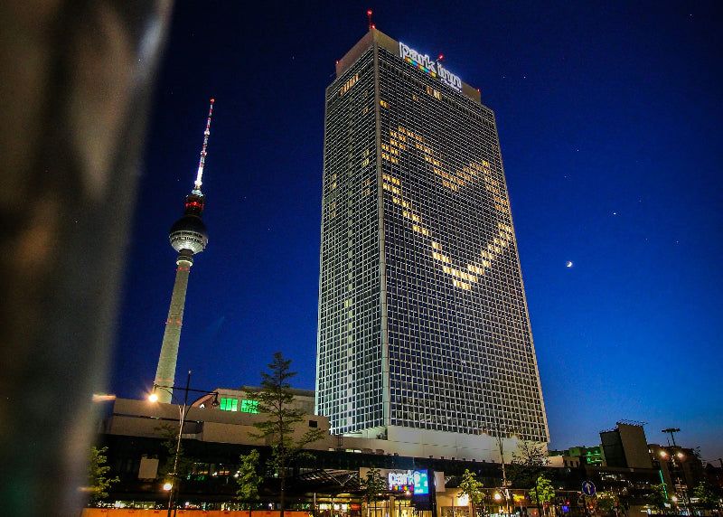 Angestrahltes Parkinn Hotel und Fernsehturm am Alexanderplatz Berlin. 