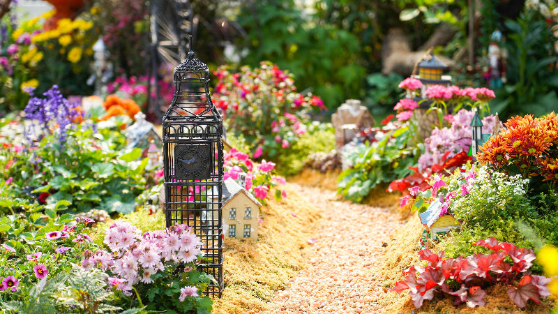 Foto von einem kleinen Pfad in den Gärten der Welt, Berlin mit Blumen und Pflanzen und Dekoelementen. 