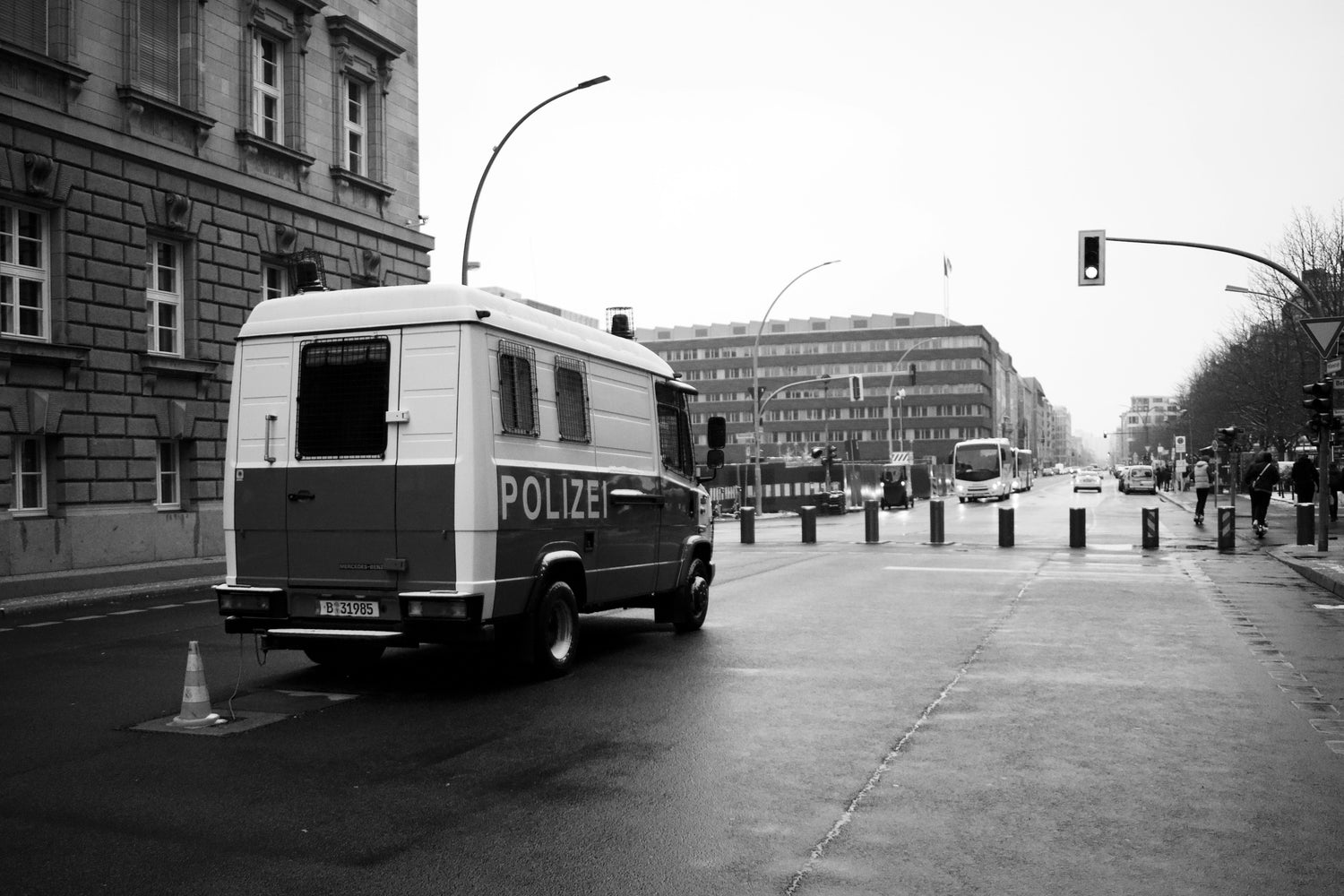 Polizeiwagen in Berlin vor einer grünen Ampel
