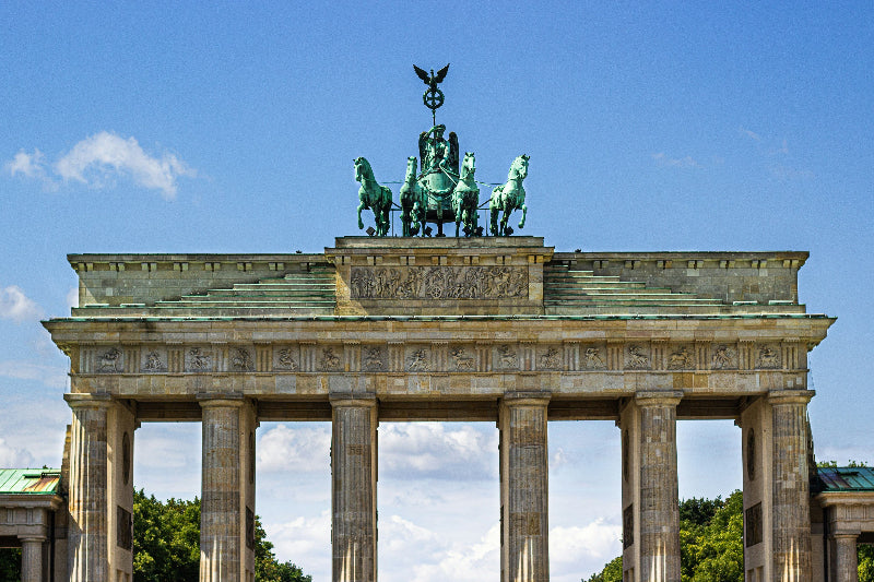 Foto von der Quadriga auf dem Brandenburger Tor bei strahlend blauem Himmel. 