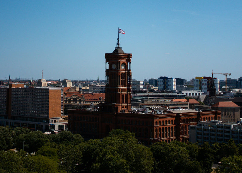 Drohnenaufnahme vom roten Rathaus, Berliner Innenstadt und Nikolaiviertel. 