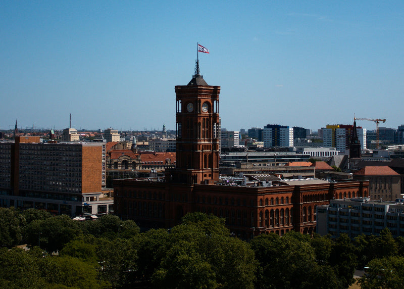 Rotes Rathaus in Berlin mit der Skyline der Hauptstadt im Hintergrund. 