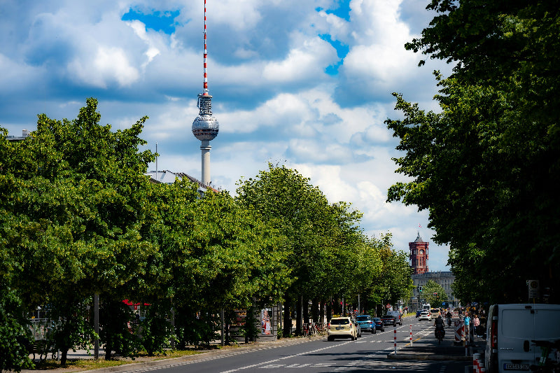 Straße im Herzen Berlins mit Fernsehturm und Roten Rathaus im Hintergrund. 
