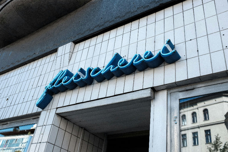 Altes Schild aus den hackeschen Höfen mit der Aufschrift "Fleischerei" 