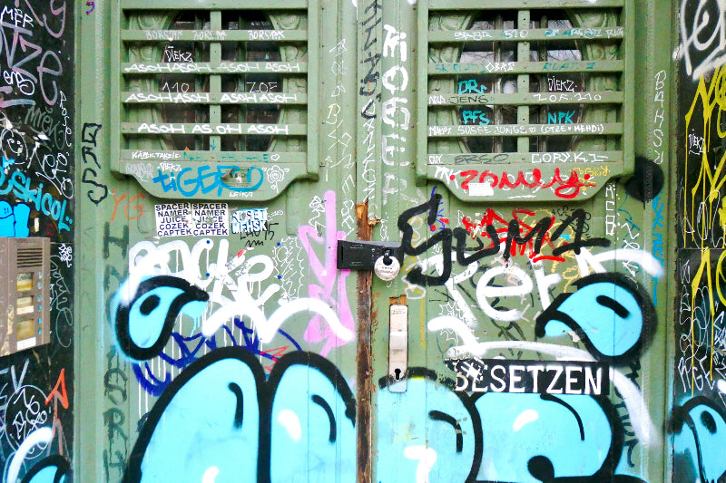 Foto einer verschlossenen besprühten Tür in Berlin.