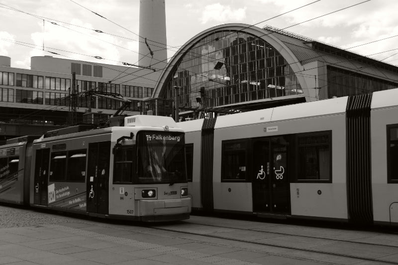 Schwarz weis Foto von Straßenbahnen am Alexanderplatz, Berlin.