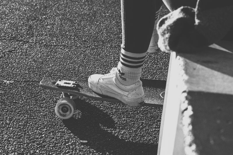 schwarz-weiß-Foto von einem Skater in Berlin.