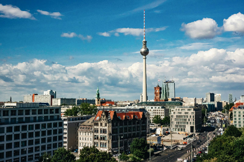 Skyline mit Fernsehturm, Parkinn-Hotel und roten Rathaus in Berlin.