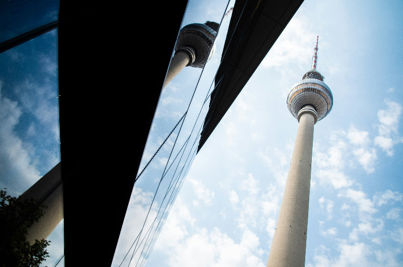 Spiegelung in einem Glashaus vom Fernsehturm am Alexanderplatz. 