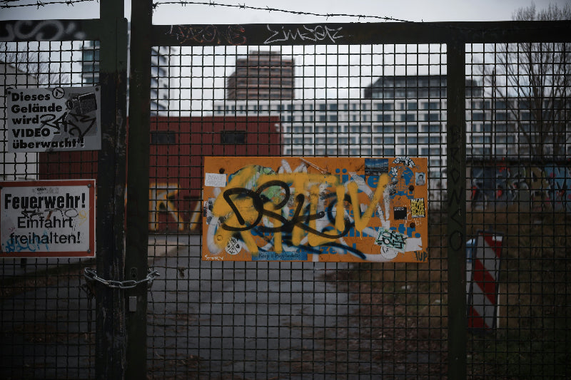 Foto von einem versperrten Zugang mit Schloss und Kette vom Tacheles Berlin