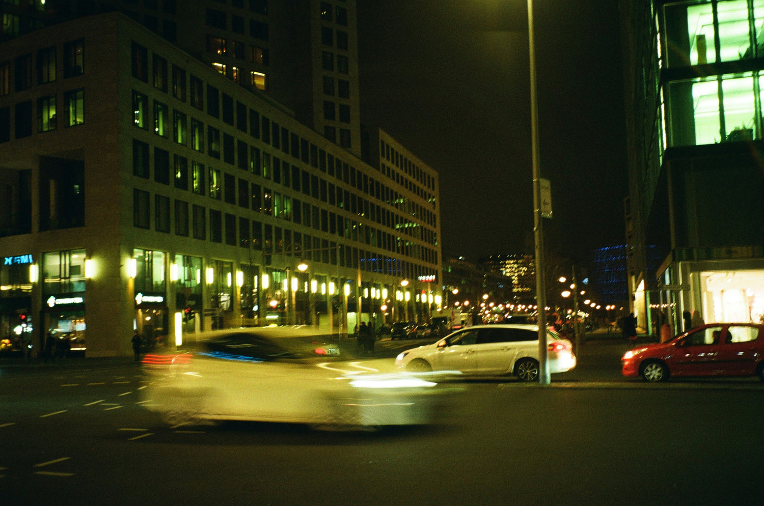 Bild von einer stark befahrenen Straße mit Taxen in Berlin 