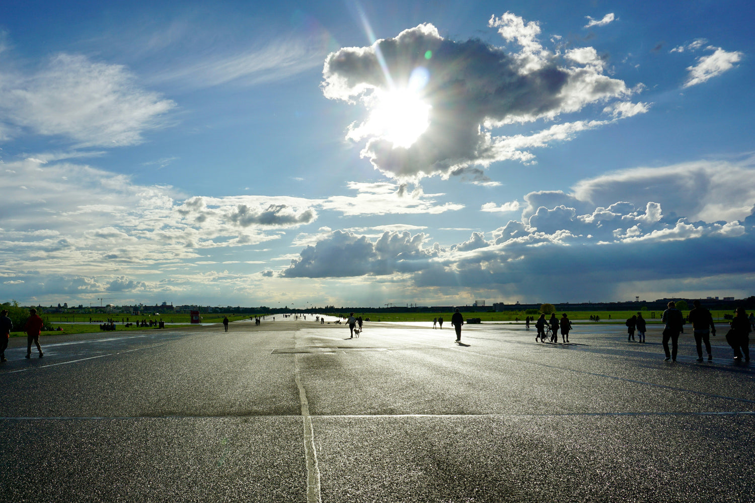 Foto von verschiedenen Spaziergänger auf dem Tempelhofer Feld. 