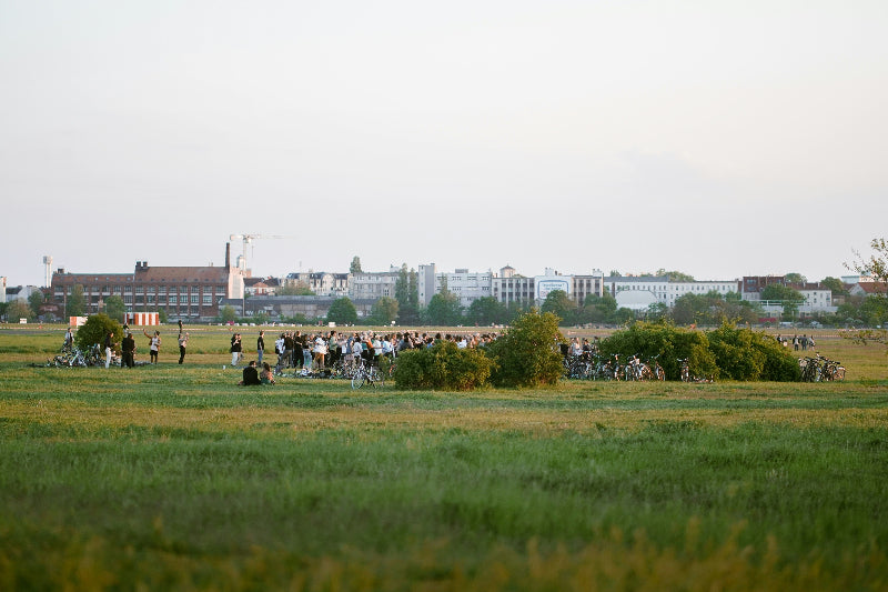 Das tempelhoher Feld mit vielen Menschen nach der Schließung des Flughafens.