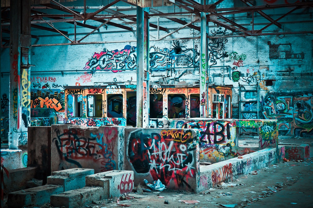 Urbaner lost place aus einem Berlin Guide, voller Graffiti