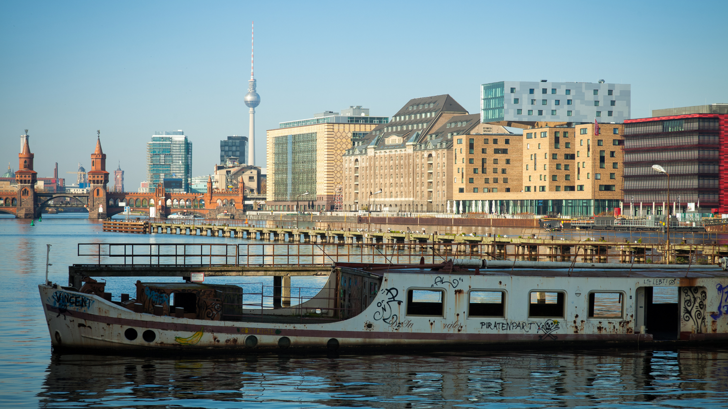 Urbanes Bild einer Berliner Bücke verdeutlicht die Authentizität von no tourist info.
