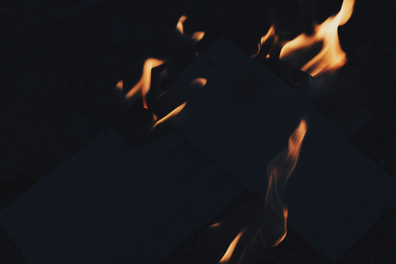brennendes Buch mit Flammen in der Dunkelheit. 