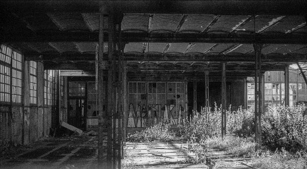 Foto von einer verlassenen Fabrik in schwarz weiß. 