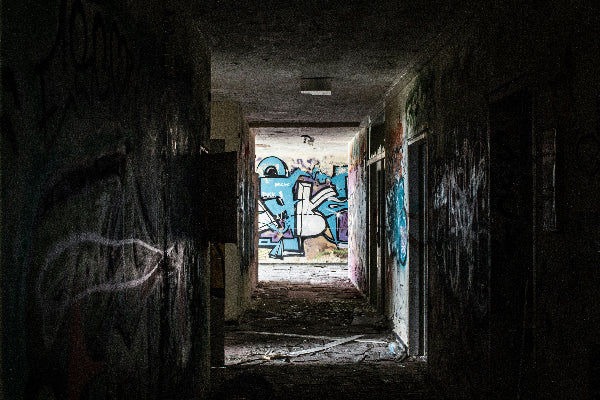 Vollgemalter lost place in berlin, mit alten Türen und Schutt.