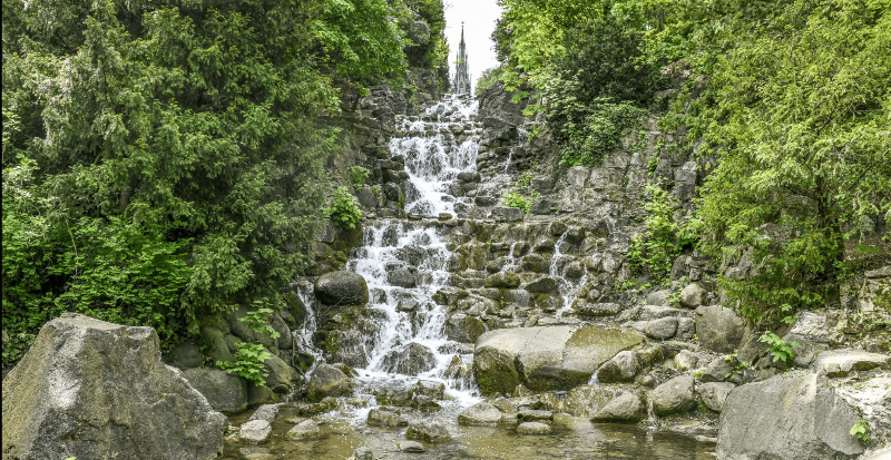 Bild vom berühmten Wasserfall im Victoriapark Berlin