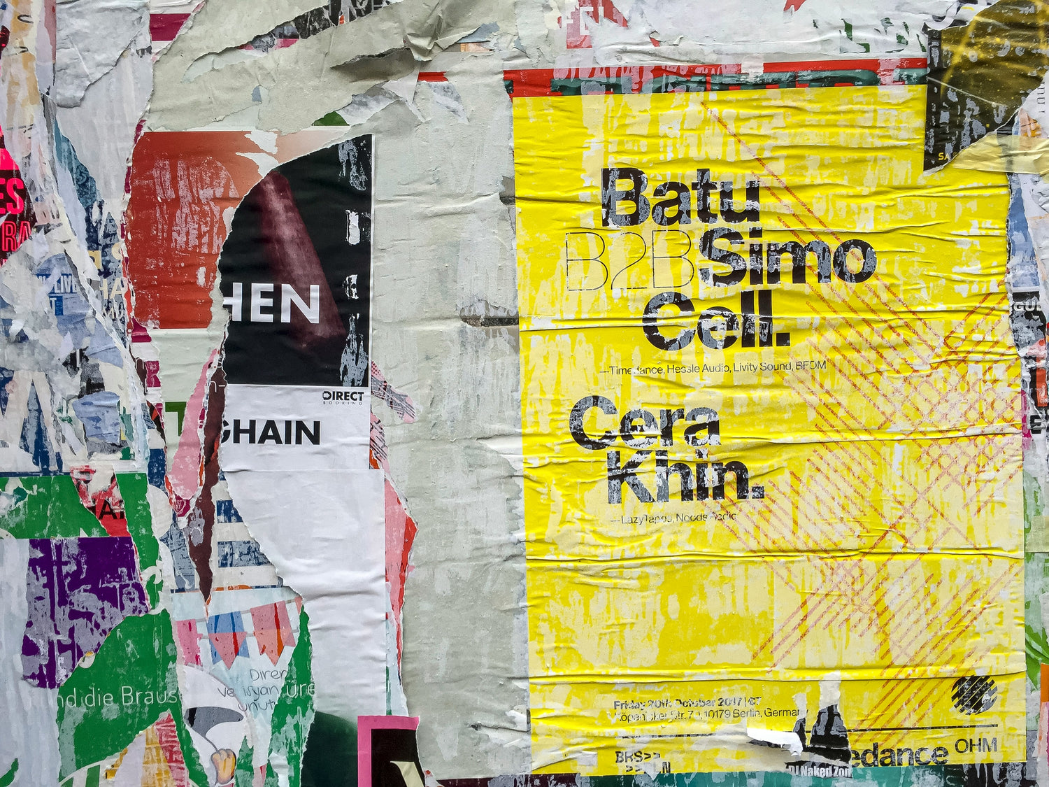 Wand voller Werbungsplakate, Sticker und Graffiti in typischer berliner Atmosphäre