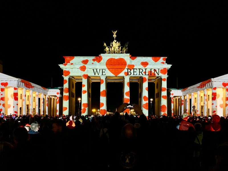 Angestrahltes Brandenburger Tor mit Schriftzug "We love Berlin" 