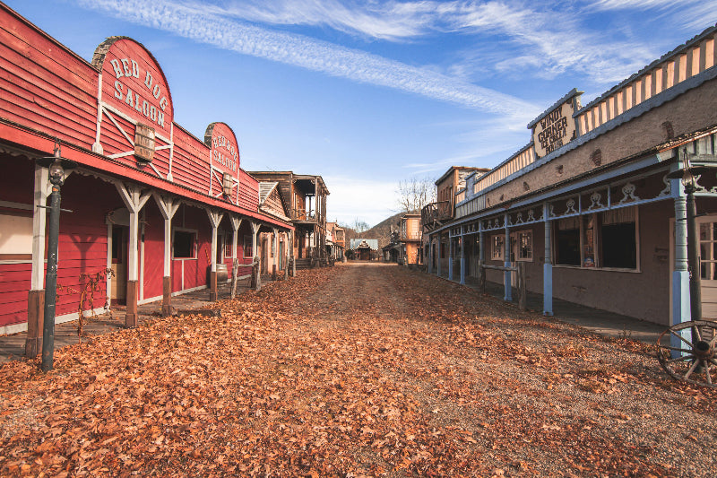 Westernkulisse im Filmpark Potsdam mit verschiedenen Saloons. 